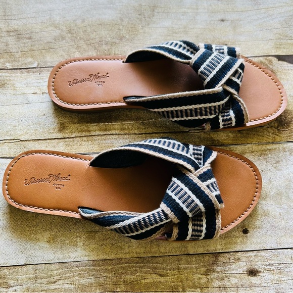 Universal Threads Size 6 Striped Sandals - Picture 5 of 10